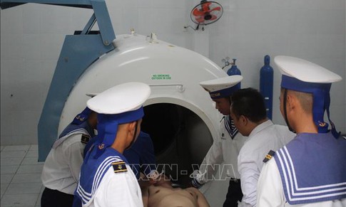 Kịp thời cấp cứu ngư d&#226;n bị giảm &#225;p ở Trường Sa