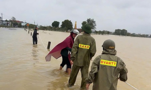 Lũ cuốn lật ghe, 1 người mất t&#237;ch