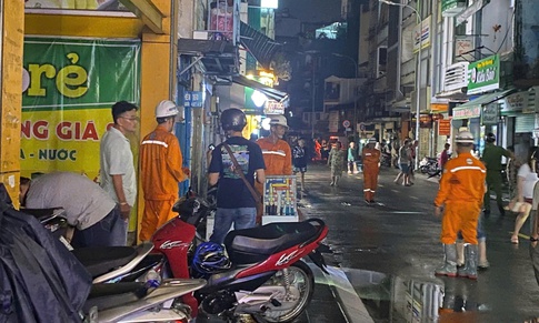 Điều tra vụ r&#242; điện khiến thiếu ni&#234;n tử vong khi đi qua đoạn đường ngập ở trung t&#226;m TPHCM