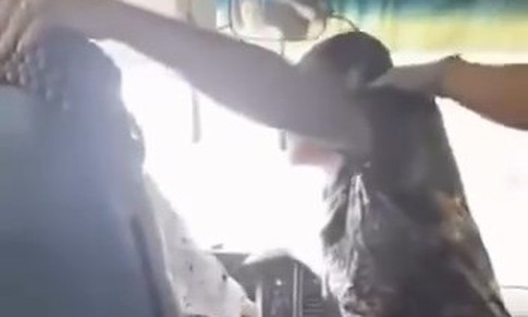 Tài xế xe buýt bị hành khách tấn công ngay lúc đang chạy trên quốc lộ