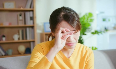 Làm gì khi bị trầy xước mắt?