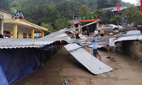 Lốc lớn thổi bay mái của một ngôi trường ở vùng biên Nghệ An