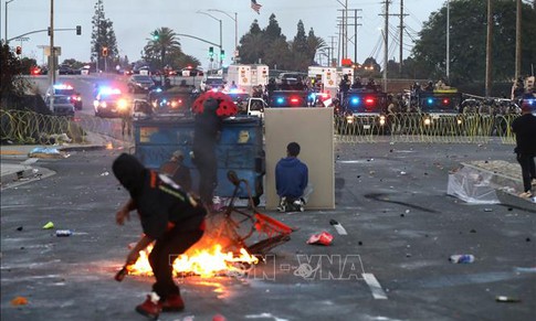 Thủy quân lục chiến Mỹ lần đầu bắt giữ dân thường tại Los Angeles