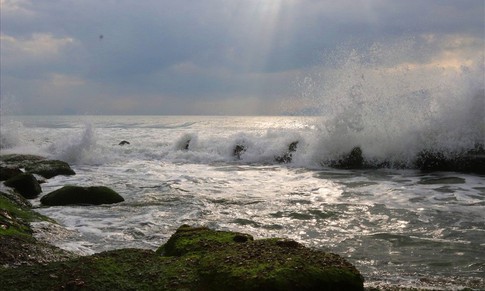 Áp thấp nhiệt đới trên Biển Đông đang tiếp tục mạnh thêm