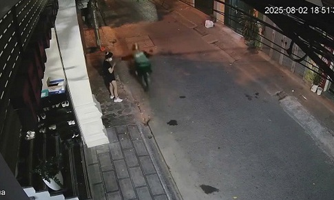 Điều tra vụ cô gái bị người mặc áo xe ôm công nghệ cướp giật điện thoại ở Hà Nội