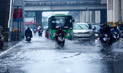 Giữa nắng nóng thiêu đốt đã xuất hiện mưa dông ở vùng núi