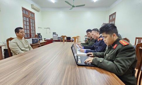 Bắt đối tượng người nước ngoài buôn lượng lớn linh kiện súng quân dụng dưới vỏ bọc 'bộ thông tắc bồn cầu'