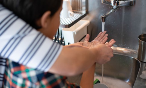 Rèn thói quen rửa tay cho trẻ khi ở trường giúp phòng ngừa dịch bệnh