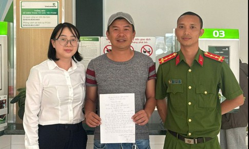 Công an hỗ trợ người đàn ông nhận lại 900 triệu đồng chuyển nhầm