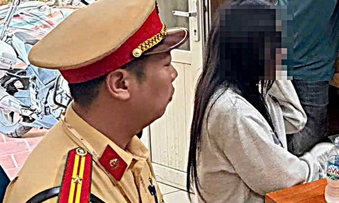 Kịp thời ngăn cô gái có ý định nhảy cầu Long Biên