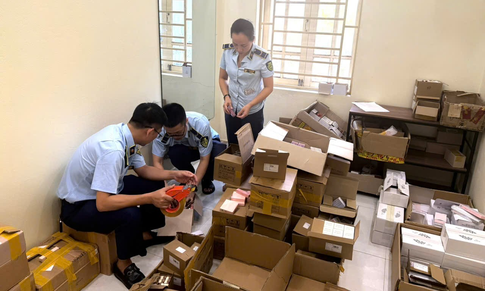 Tiêu hủy hơn 1.000 sản phẩm mỹ phẩm, kem nền, phấn má hồng không rõ nguồn gốc