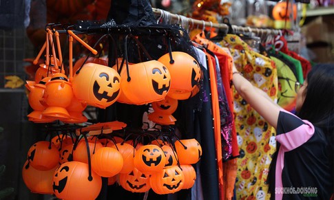 Phố Hàng Mã rực sắc cam, đen trước thềm Halloween