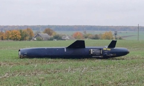 Tên lửa chống gây nhiễu mới nhất của Nga 'nằm nghỉ ngơi' trên cánh đồng ở Ukraine