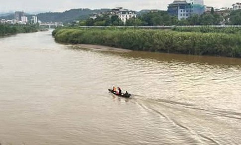 Thuyền chở đoàn kiểm lâm chìm trên sông Hồng, một người mất tích