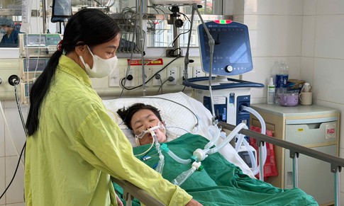 Xót xa cảnh mẹ nguy kịch trong viện, 2 con nhỏ mong ngóng mẹ về