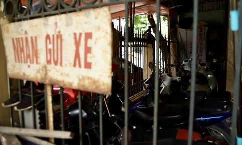 Nguy cơ cháy nổ từ bãi trông xe tự phát quanh trường học
