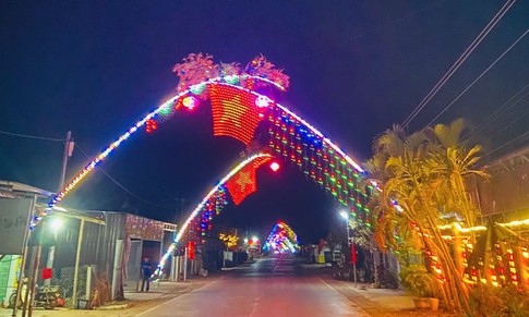 Rực rỡ cây nêu ngày Tết trên cao nguyên Đắk Lắk