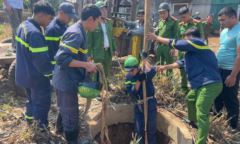 Cảnh sát xuống giếng sâu 20m cứu cháu bé 12 tuổi