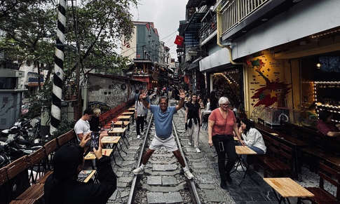 Hai 'phố đường tàu' tại Hà Nội: Nơi rào chắn, chỗ lại 'mở tự do'