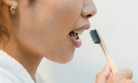 Bước vệ sinh miệng quan trọng không kém đánh răng nhưng nhiều người thường bỏ qua