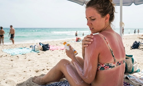 Sai lầm khi dùng kem chống nắng khiến da tệ hơn sau chuyến đi biển