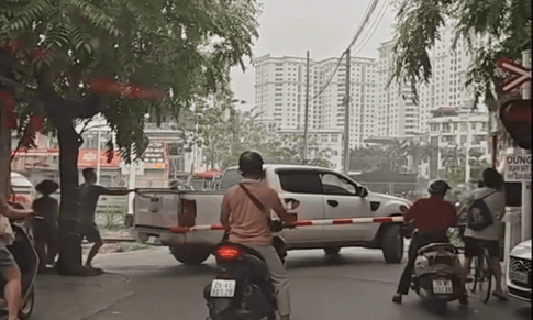 Video: ‘Thót tim’ ô tô vượt rào chắn đường sắt, thoát nạn trong gang tấc 