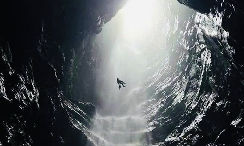 Phát hiện hang động có thác nước bên trong với nhiệt độ thấp lạ thường