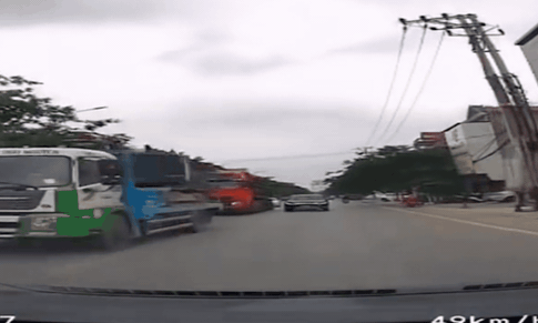 Một tài xế xe biển đỏ bị phạt và trừ điểm giấy phép lái xe vì lỗi này