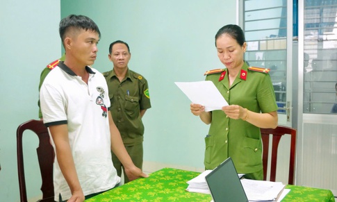 Đến tiệm sửa xe 'nói chuyện', bất ngờ rút lưỡi hái chém người