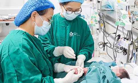 Bé trai ngoại quốc bị vàng da sơ sinh hiếm gặp được bác sĩ Việt cứu sống ngoạn mục