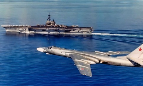 Oanh tạc cơ Tu-16 lao xuống biển sau 'màn khiêu khích' tàu sân bay Mỹ