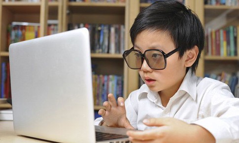 Trẻ dùng thiết bị điện tử sớm có thể chậm phát triển ngôn ngữ