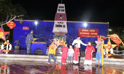 Cán bộ, chiến sĩ mang Trung thu đến với trẻ em ở Trường Sa