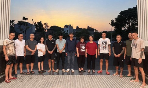 15 người đang chơi xóc đĩa bị bắt quả tang
