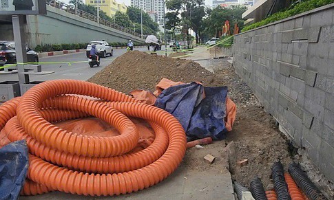 Nhiều tuyến phố trung tâm Hà Nội ngổn ngang vì vỉa hè được đào xới để cải tạo