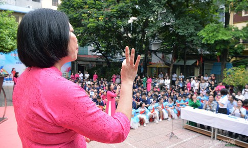 Những đôi tay 'cất lời' trong ngày khai giảng