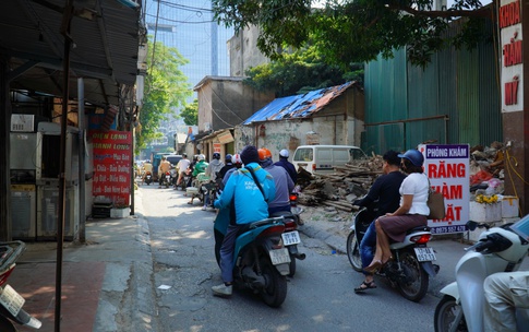 Người d&#226;n chật vật di chuyển qua con ng&#245; &#39;huyết mạch&#39; chờ mở rộng quận Cầu Giấy