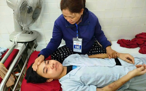 Xót xa hoàn cảnh người phụ nữ ở Huế cùng lúc chăm chồng bại liệt và con bệnh nặng