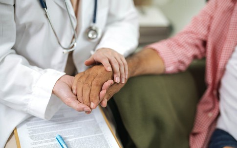Người cao tuổi sống chung với HIV: Thách thức kép từ lão hóa và bệnh mạn tính