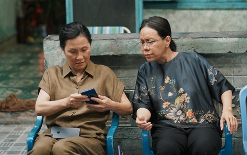 Hồng Đ&#224;o kết đ&#244;i c&#249;ng Việt Hương như &#39;y&#234;u nhau&#39; ở đời thực