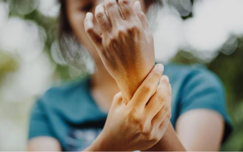 6 mẹo đơn giản giúp giảm đau khớp hiệu quả trong mùa lạnh