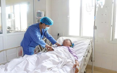 Cứu sống người đ&#224;n &#244;ng ph&#249; phổi cấp nguy kịch do suy tim thể nặng