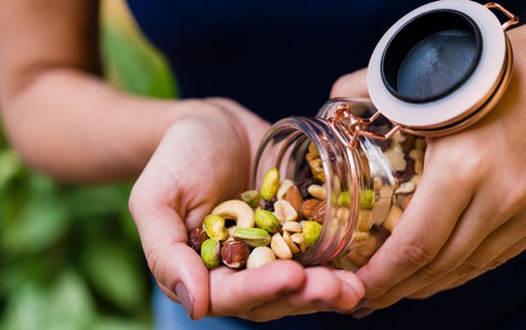 3 nh&#243;m người cần cẩn trọng khi sử dụng c&#225;c loại hạt