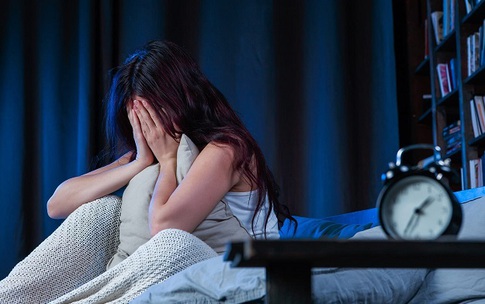 V&#236; sao người trung ni&#234;n dễ mất ngủ v&#224; c&#225;ch khắc phục hiệu quả