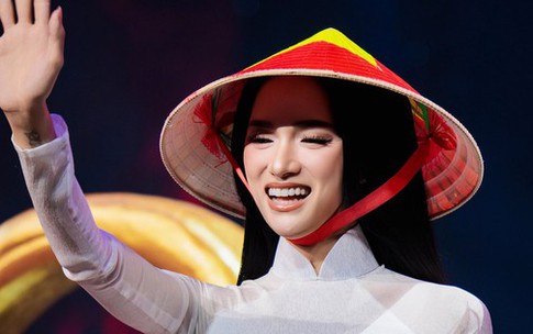 Trọn vẹn khoảnh khắc Hương Giang tỏa s&#225;ng trong t&#224; &#225;o d&#224;i trắng tại Miss Universe 2025