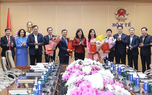 Bộ trưởng Bộ Y tế trao quyết định điều động, bổ nhiệm, bổ nhiệm lại l&#227;nh đạo nhiều đơn vị