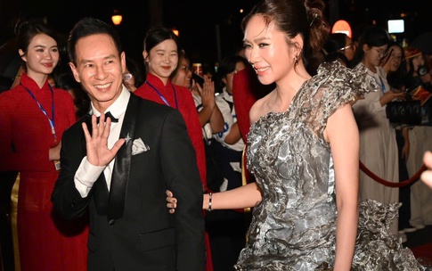 Vợ chồng L&#253; Hải v&#224; d&#224;n sao &#39;Mưa đỏ&#39; g&#226;y ch&#250; &#253; thảm đỏ Li&#234;n hoan phim Việt Nam