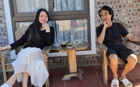 NSƯT Ph&#250; Đ&#244;n người đ&#224;n &#244;ng khắc khổ tr&#234;n phim, khi về hưu sống b&#236;nh y&#234;n b&#234;n vợ trẻ đẹp k&#233;m 25 tuổi