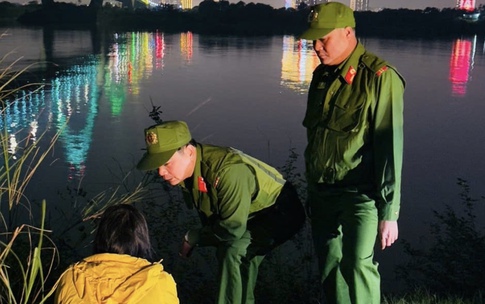 H&#224; Nội: Giải cứu một phụ nữ c&#243; &#253; định tự tử ở cầu Nhật T&#226;n