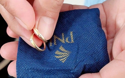 Xếp quần &#225;o chuyển đi cứu trợ, người phụ nữ giật m&#236;nh v&#236; t&#250;i v&#224;ng rơi xuống